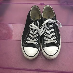 Lightly worn black/white all star converse 💕